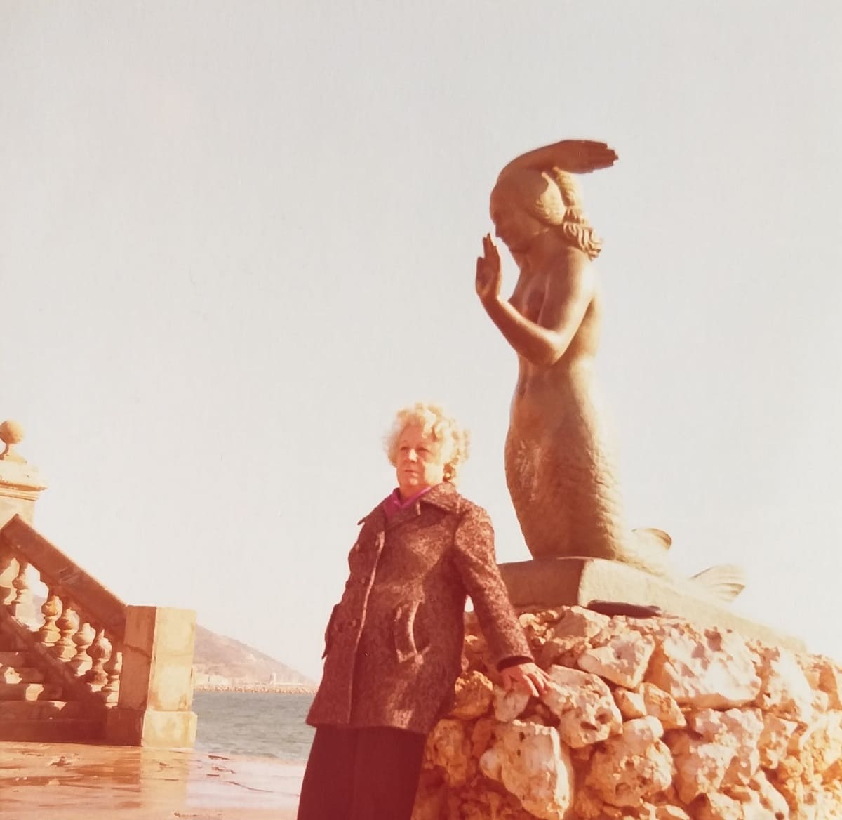Pepita Fisac, 1979, la Sirena, escultura de Pere Jou, uno de los emblemas de Sitges