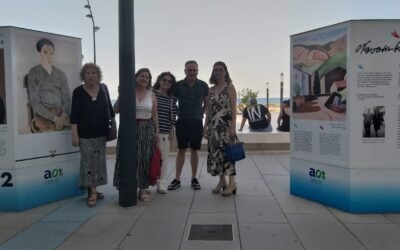Visita de la exposición de un grupo de Alicante con la comisaria