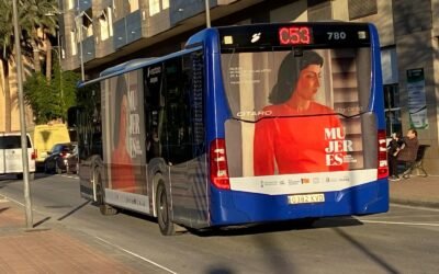 Campaña especial con autobuses rotulados sobre la expo ‘Mujeres’ de Navarro Ramon en el Mubag